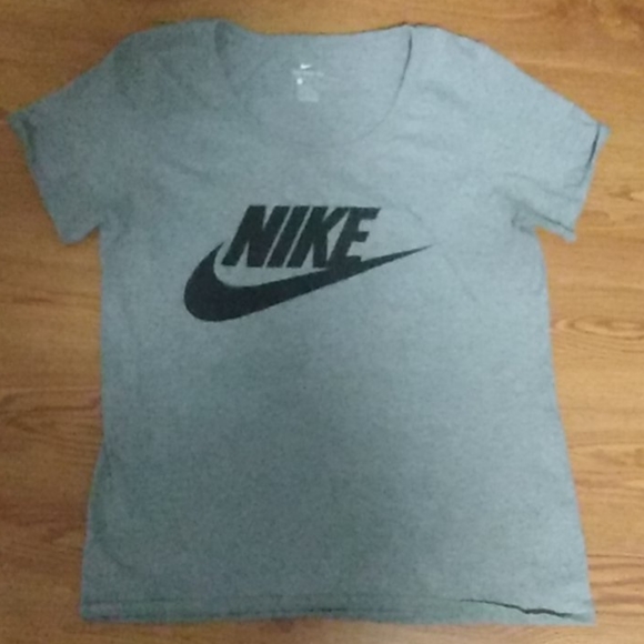 Nike T shirt - Picture 1 of 2